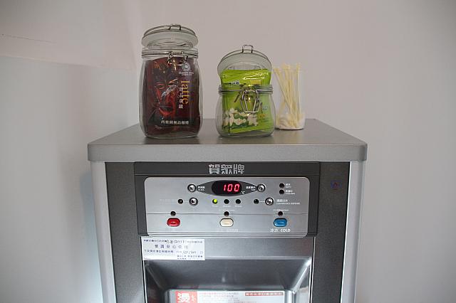 各階ロビーにある飲水機。お茶とコーヒーもそろっています