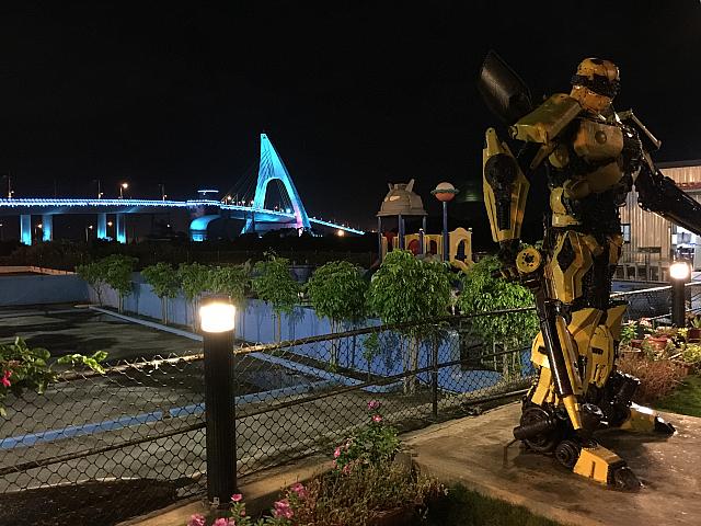トランスフォーマーの後ろに、鵬湾跨海大橋