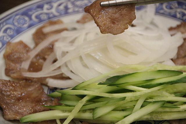 烤牛舌300元　キュウリと玉ねぎと一緒に！　