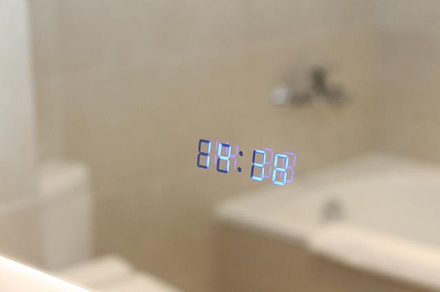 鏡に浮かび上がる時計