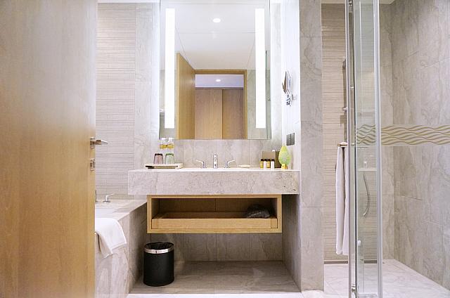 バスルーム入って正面に洗面台、左側にバスタブ、右側にシャワーブースとトイレ