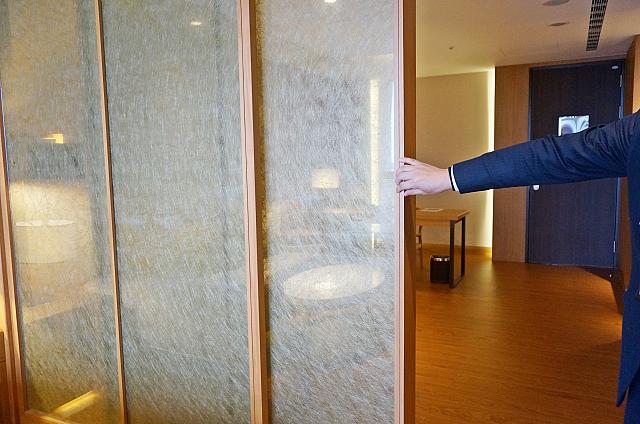 この扉でベッドルームとリビングを区切ります