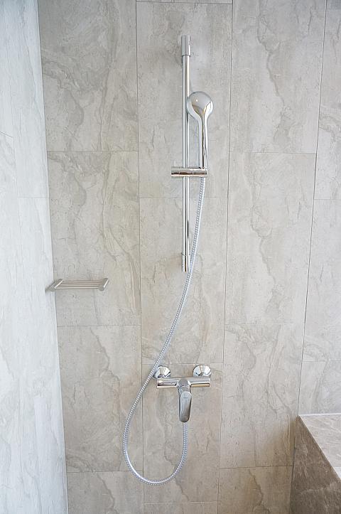 バスタブの横にシャワーがある日本式なのが嬉しい！