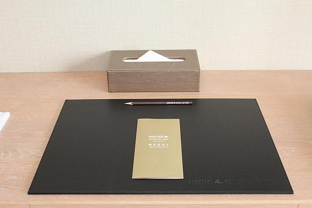 ティッシュ、鉛筆