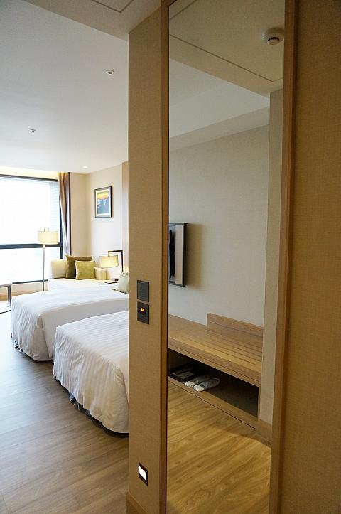 大きな姿見も！　その横にはフットランプもあって、夜トイレに行く際に助かります