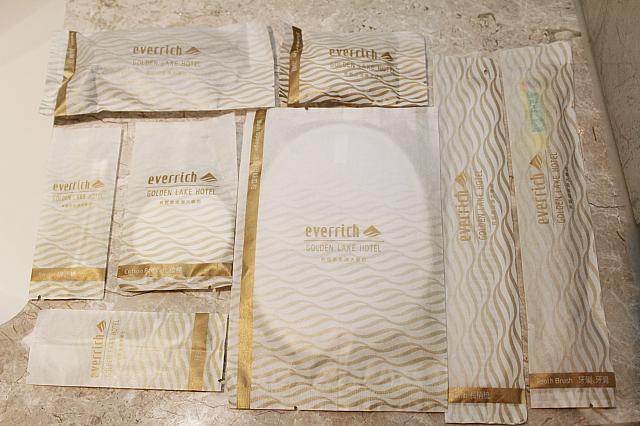 歯磨きセット、デンタルフロス、クシ、へちまのボディータオル、コットン、綿棒、シャワーキャップ、レザー