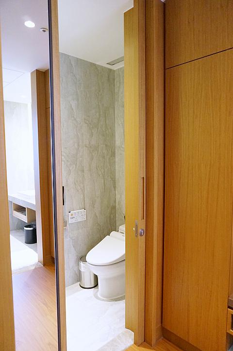 左を見るとウォシュレットトイレ！