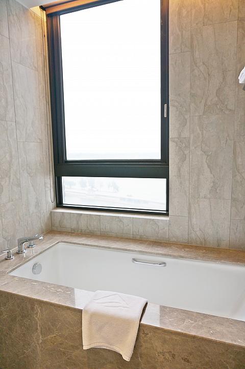 湖を見ながらのバスタイム