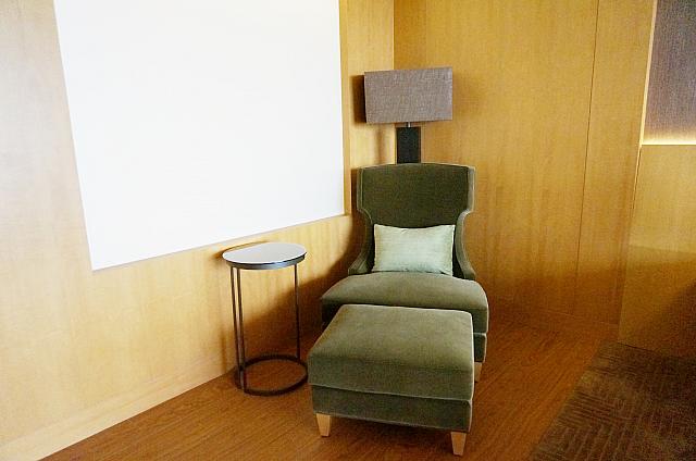 ベッド脇には一人用チェアー