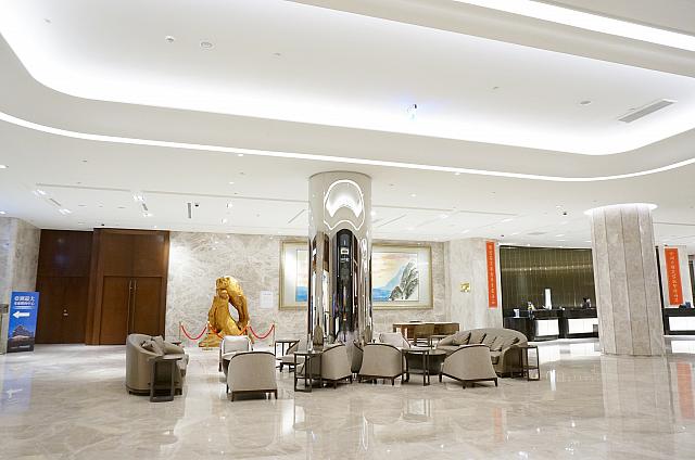 フロントが遠い……