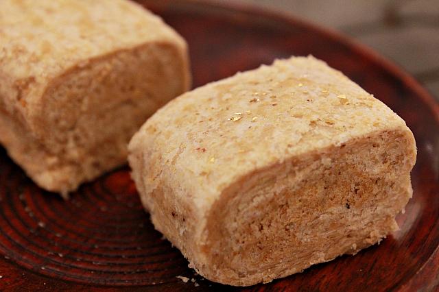 金門名物「貢糖」の上に金箔が！！昇恆昌免税商店（エバーリッチ）オリジナル商品♪