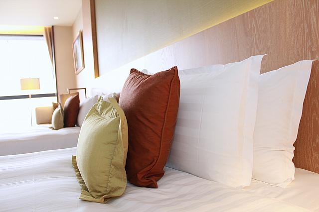 1人につき枕2つ、アクセントクッション2つ