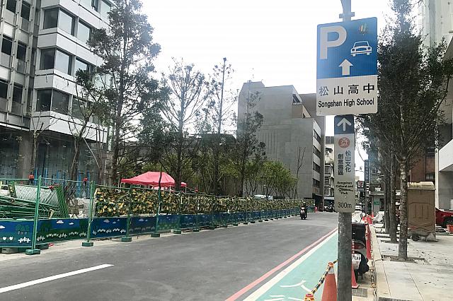 忠孝東路まっすぐ進んでこの小道を入るとすぐ
