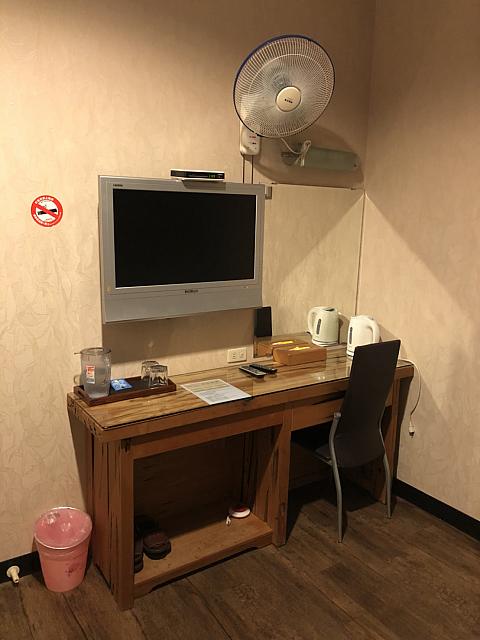 テレビとエアコンがついています。