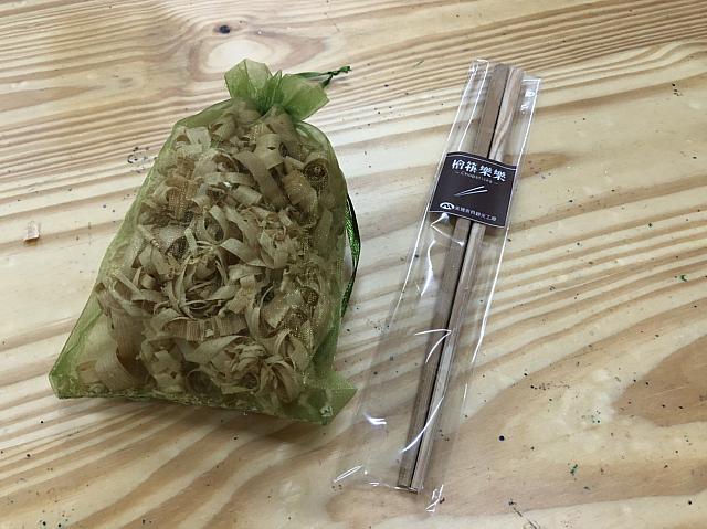 お箸と削った木クズを匂い袋として持ち帰れます。