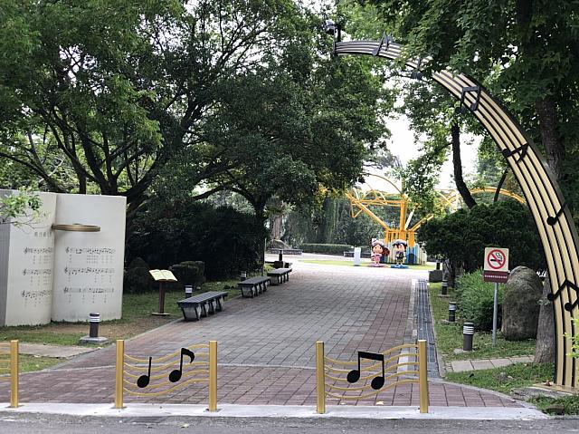 パブリックアート「街燈下的祝福」
