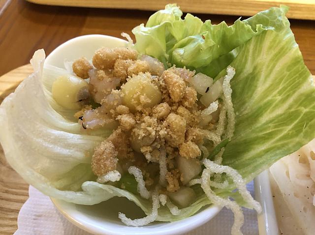 揚げた蓮の実はこのままレタスで包んでパクッと食べます。