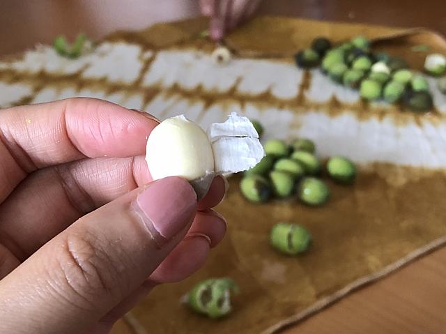 爪楊枝をナイフ代わりに、皮をむきむき。薄皮も剥きます。