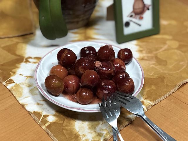 吳老師が自ら漬けたプラムの梅酢漬け。生姜も入っていておいしかった～！
