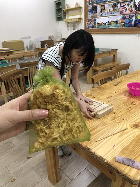 削った木くずは香り袋として持ち帰れます。ヒノキの香りが充満して癒し効果抜群～！