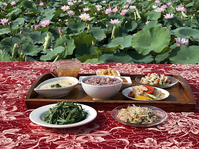 料理上手のオーナーが手作りしてくれるおいしい朝食は、蓮畑を眺めながらいただきます！