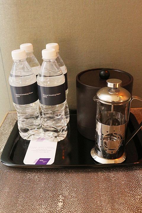 ミネラルウォーター、氷入れ、ティーポット