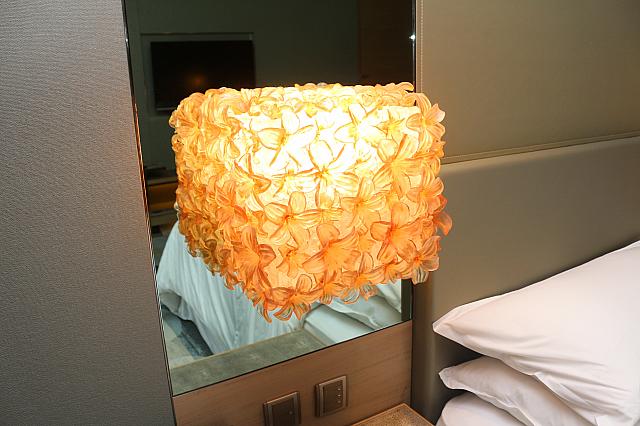 客家文化とゆかりのあるアブラギリの花をあしらったランプ
