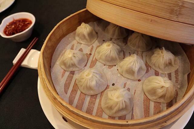 「南翔小籠包」は日本人が大好きな小籠包ですが、もち米を使った天然の紅醋とショウガをつけて食べるのが特徴。紅醋は広東料理で多用される調味料で、癖のない酸味が小籠包の味を引き立て、さっぱりといただけます