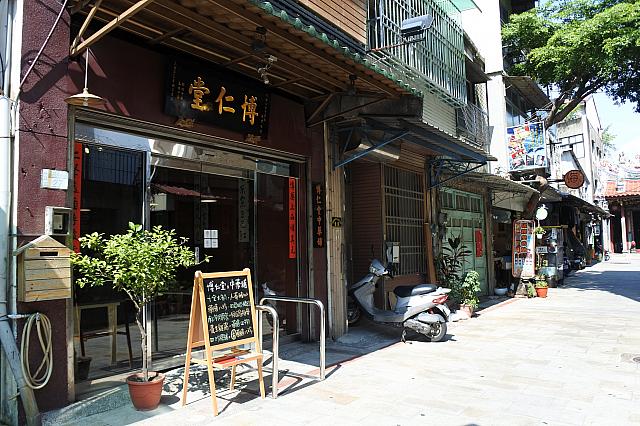 …を曲がった路地にあるお店