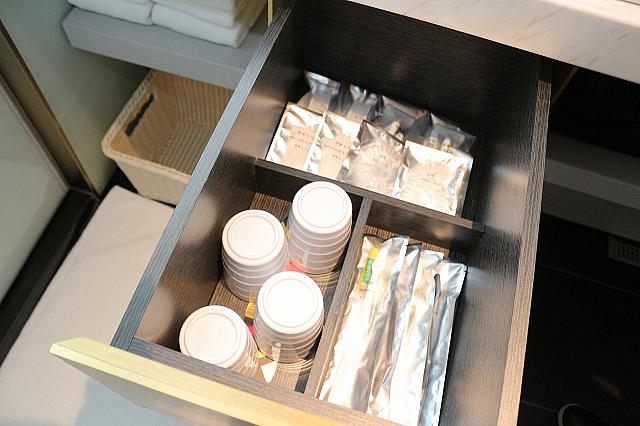 アメニティー類は引き出しの中に収納されています