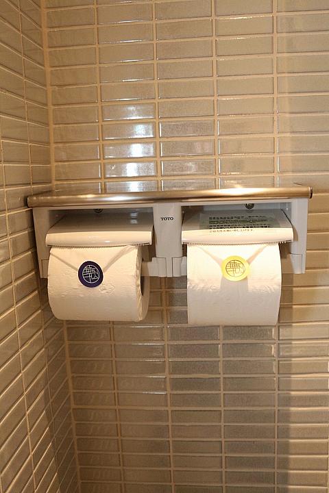 トイレットペーパーには可愛いロゴシール