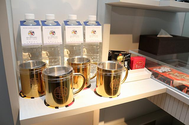 マグカップやミネラルウォーター、お茶やコーヒーなど