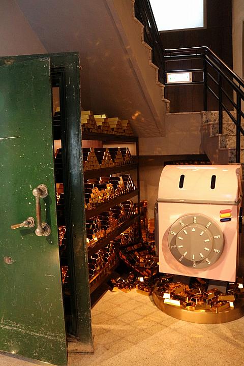 リッチ感ある金塊のディスプレイ