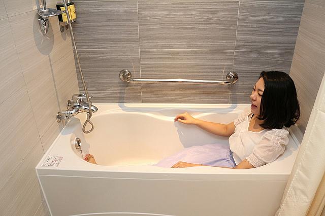 バスタブもしっかり足が伸ばせます