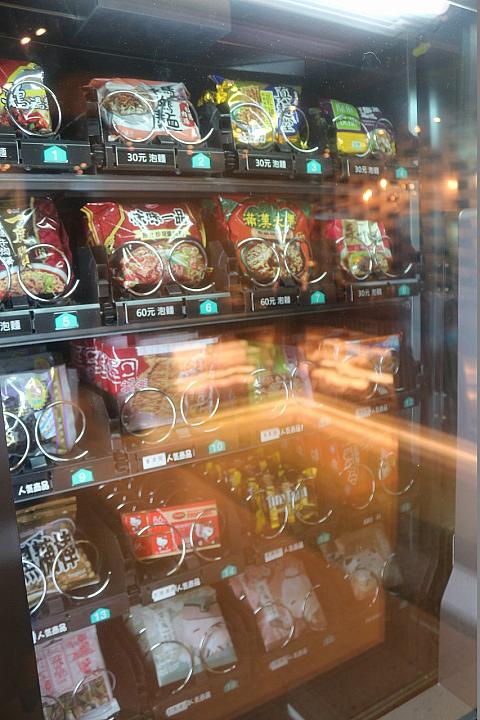 お菓子やインスタントヌードルの自動販売機