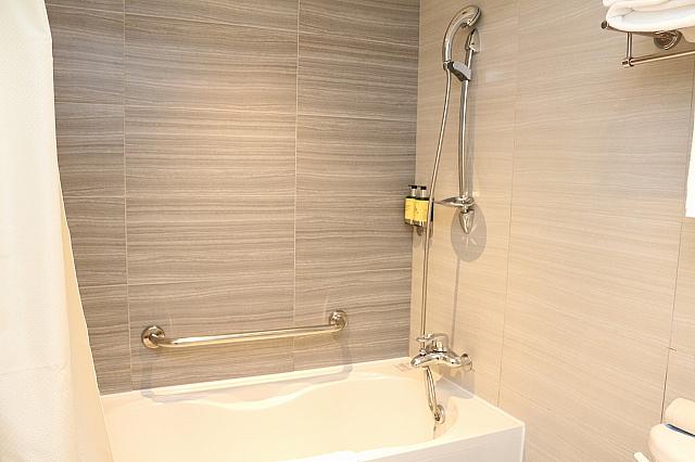 ダブル、ツイン、トリプル部屋タイプはバスタブ付き