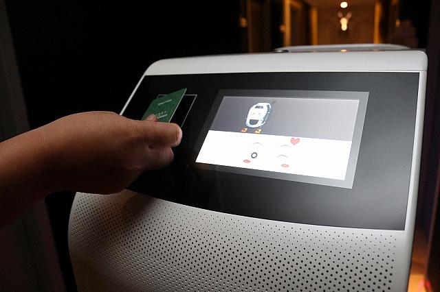 ルームキーをかざすと