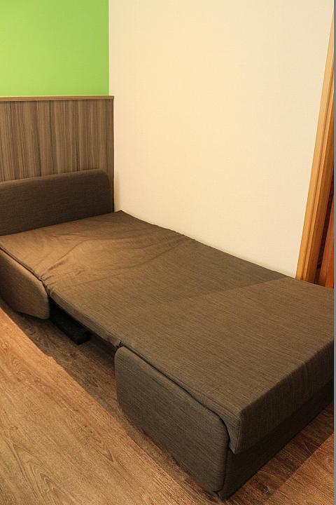 広げるとエキストラベッドになるソファ