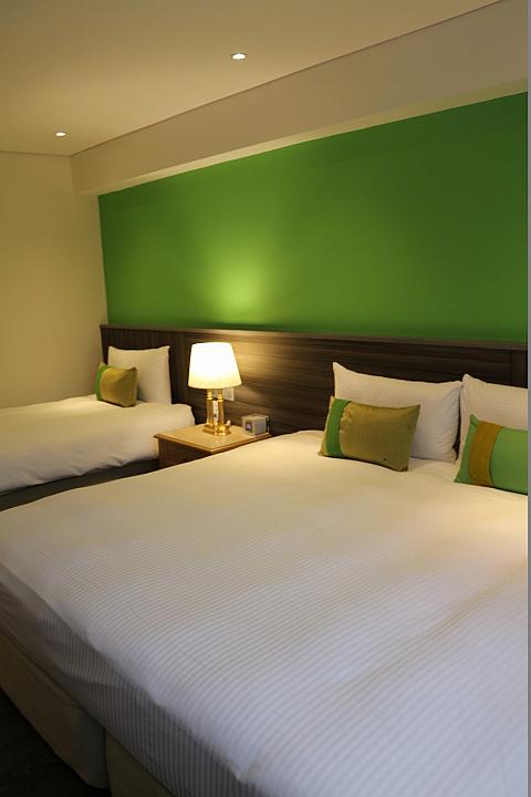 ダブルベッド1台+シングルベッドの3人部屋