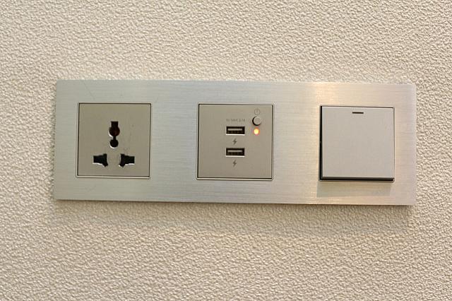 変換プラグなしでも使用できるマルチプラグとUSBも直接挿せるコンセントもあります