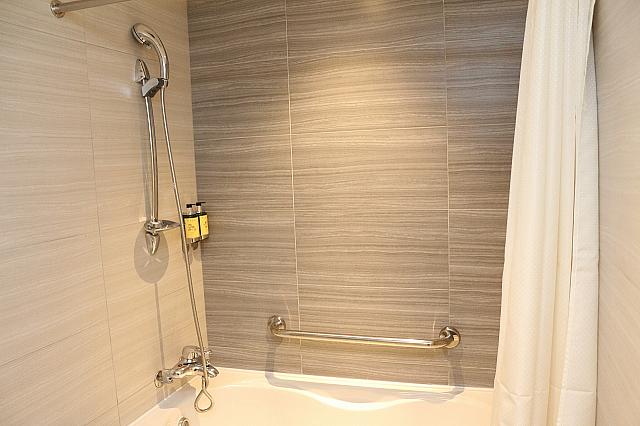 動かせるタイプのシャワーヘッド