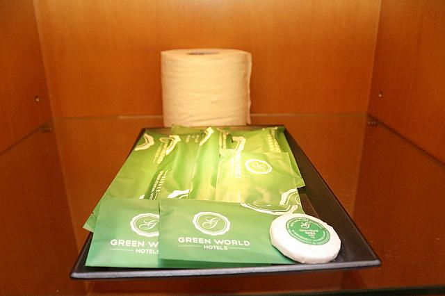 石鹸、歯ブラシ、髭剃り、シャワーキャップなど一通り揃っています