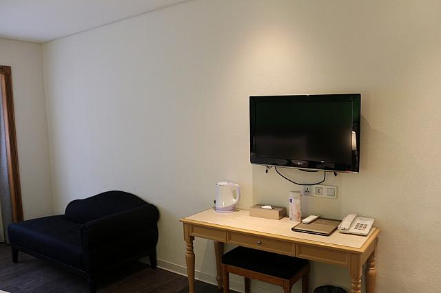 テレビとデスク