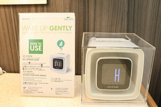 アジアでホテル初導入となるアロマディフューザー型目覚まし時計。光で朝を感じて香りで起こしてくれるという新型目覚まし時計です。