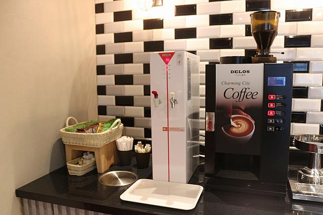 24時間利用OKなコーヒーマシーンとお茶コーナー