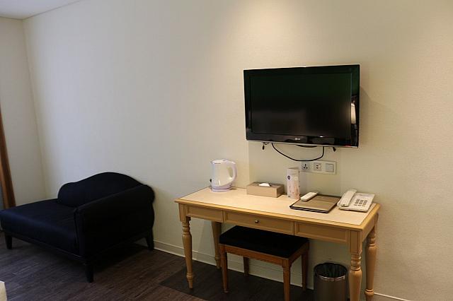 薄型テレビとデスク