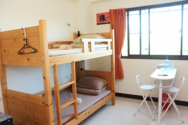 台湾の大学寮の一室のような部屋ですが、温もりがあります
