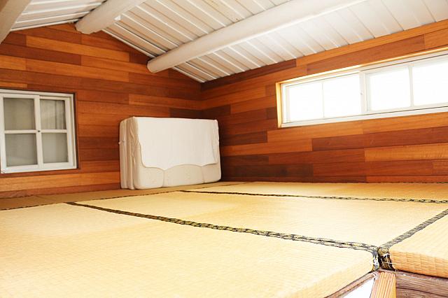 畳敷きの寝室。屋根裏部屋のようなワクワク感があります