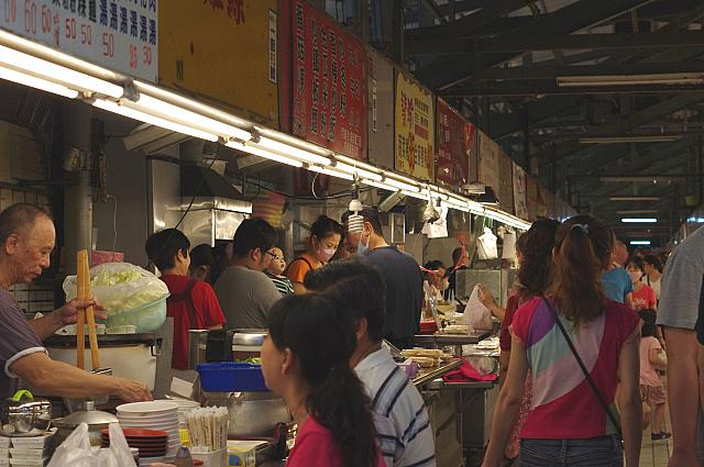 こんな風に座って食べられる場所もあります