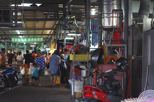 屋根があるので昼間でもちょっと薄暗いです
